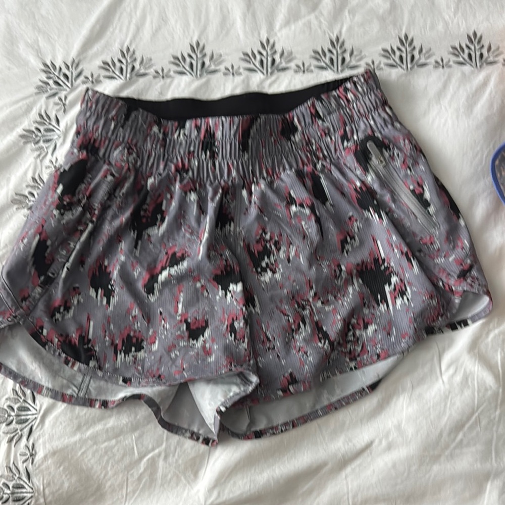 NWOT Lululemon Floral Flux 4” Size 8 Tracker Shorts